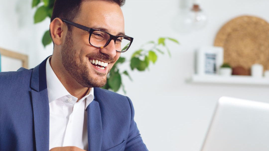 Man focused and productive at computer – L-Ergothioneine supplement for energy and recovery